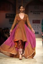Model walks the ramp for Manish Malhotra at Wills Lifestyle India Fashion Week Autumn Winter 2012 Day 3 on 17th Feb 2012 (22).JPG